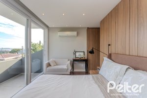 Casa à venda com 400m², 4 dormitórios, 4 suítes, 4 vagas, no bairro Vila Assunção em Porto Alegre