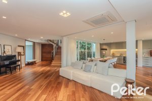 Casa à venda com 400m², 4 dormitórios, 4 suítes, 4 vagas, no bairro Vila Assunção em Porto Alegre