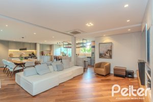 Casa à venda com 400m², 4 dormitórios, 4 suítes, 4 vagas, no bairro Vila Assunção em Porto Alegre