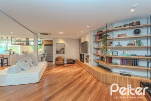 Casa à venda com 400m², 4 dormitórios, 4 suítes, 4 vagas, no bairro Vila Assunção em Porto Alegre