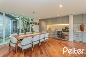 Casa à venda com 400m², 4 dormitórios, 4 suítes, 4 vagas, no bairro Vila Assunção em Porto Alegre