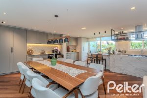 Casa à venda com 400m², 4 dormitórios, 4 suítes, 4 vagas, no bairro Vila Assunção em Porto Alegre