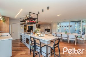 Casa à venda com 400m², 4 dormitórios, 4 suítes, 4 vagas, no bairro Vila Assunção em Porto Alegre
