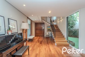 Casa à venda com 400m², 4 dormitórios, 4 suítes, 4 vagas, no bairro Vila Assunção em Porto Alegre
