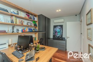 Casa à venda com 400m², 4 dormitórios, 4 suítes, 4 vagas, no bairro Vila Assunção em Porto Alegre