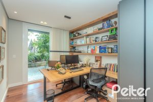 Casa à venda com 400m², 4 dormitórios, 4 suítes, 4 vagas, no bairro Vila Assunção em Porto Alegre