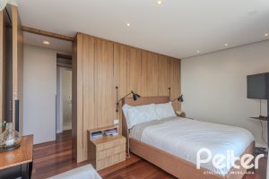 Casa à venda com 400m², 4 dormitórios, 4 suítes, 4 vagas, no bairro Vila Assunção em Porto Alegre