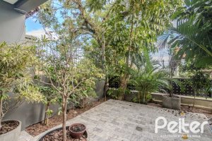 Casa à venda com 400m², 4 dormitórios, 4 suítes, 4 vagas, no bairro Vila Assunção em Porto Alegre