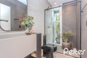 Casa à venda com 400m², 4 dormitórios, 4 suítes, 4 vagas, no bairro Vila Assunção em Porto Alegre