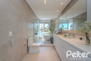 Casa à venda com 400m², 4 dormitórios, 4 suítes, 4 vagas, no bairro Vila Assunção em Porto Alegre