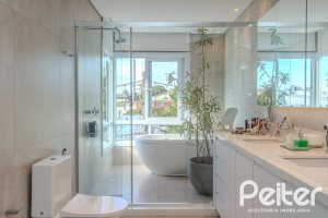 Casa à venda com 400m², 4 dormitórios, 4 suítes, 4 vagas, no bairro Vila Assunção em Porto Alegre