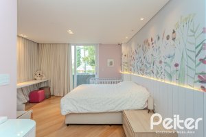 Casa à venda com 400m², 4 dormitórios, 4 suítes, 4 vagas, no bairro Vila Assunção em Porto Alegre