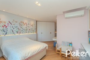 Casa à venda com 400m², 4 dormitórios, 4 suítes, 4 vagas, no bairro Vila Assunção em Porto Alegre