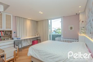 Casa à venda com 400m², 4 dormitórios, 4 suítes, 4 vagas, no bairro Vila Assunção em Porto Alegre