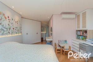 Casa à venda com 400m², 4 dormitórios, 4 suítes, 4 vagas, no bairro Vila Assunção em Porto Alegre