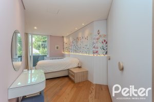Casa à venda com 400m², 4 dormitórios, 4 suítes, 4 vagas, no bairro Vila Assunção em Porto Alegre