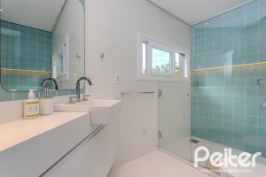 Casa à venda com 400m², 4 dormitórios, 4 suítes, 4 vagas, no bairro Vila Assunção em Porto Alegre