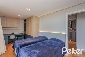 Casa à venda com 400m², 4 dormitórios, 4 suítes, 4 vagas, no bairro Vila Assunção em Porto Alegre