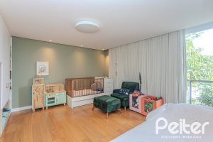 Casa à venda com 400m², 4 dormitórios, 4 suítes, 4 vagas, no bairro Vila Assunção em Porto Alegre