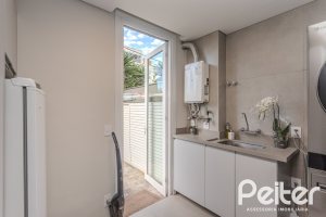 Casa à venda com 400m², 4 dormitórios, 4 suítes, 4 vagas, no bairro Vila Assunção em Porto Alegre
