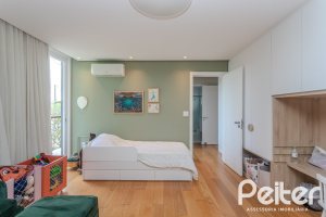 Casa à venda com 400m², 4 dormitórios, 4 suítes, 4 vagas, no bairro Vila Assunção em Porto Alegre