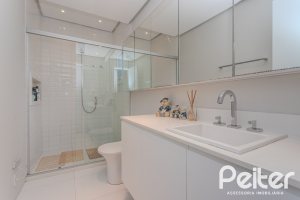 Casa à venda com 400m², 4 dormitórios, 4 suítes, 4 vagas, no bairro Vila Assunção em Porto Alegre