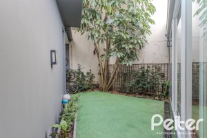 Casa à venda com 400m², 4 dormitórios, 4 suítes, 4 vagas, no bairro Vila Assunção em Porto Alegre