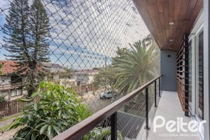 Casa à venda com 400m², 4 dormitórios, 4 suítes, 4 vagas, no bairro Vila Assunção em Porto Alegre