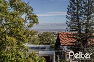 Casa à venda com 400m², 4 dormitórios, 4 suítes, 4 vagas, no bairro Vila Assunção em Porto Alegre