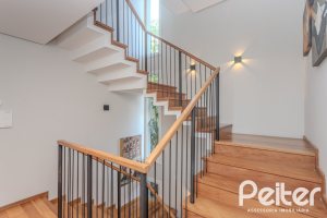 Casa à venda com 400m², 4 dormitórios, 4 suítes, 4 vagas, no bairro Vila Assunção em Porto Alegre