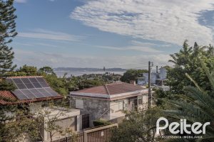 Casa à venda com 400m², 4 dormitórios, 4 suítes, 4 vagas, no bairro Vila Assunção em Porto Alegre