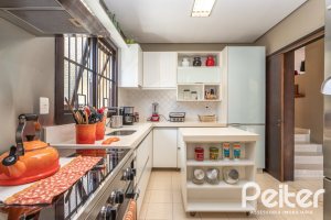 Casa em Condomínio à venda com 275m², 3 dormitórios, 1 suíte, 2 vagas, no bairro Tristeza em Porto Alegre