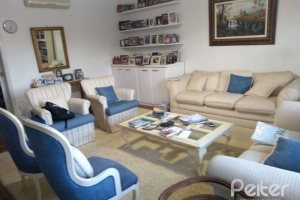 Casa à venda com 365m², 3 dormitórios, 1 suíte, 4 vagas, no bairro Vila Assunção em Porto Alegre