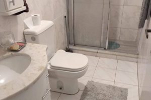 Casa à venda com 365m², 3 dormitórios, 1 suíte, 4 vagas, no bairro Vila Assunção em Porto Alegre