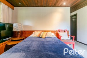 Casa à venda com 187m², 3 dormitórios, 1 suíte, 4 vagas, no bairro Ipanema em Porto Alegre