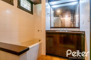 Casa à venda com 187m², 3 dormitórios, 1 suíte, 4 vagas, no bairro Ipanema em Porto Alegre