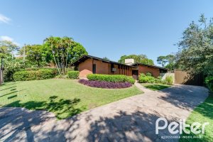 Casa à venda com 187m², 3 dormitórios, 1 suíte, 4 vagas, no bairro Ipanema em Porto Alegre