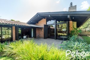 Casa à venda com 187m², 3 dormitórios, 1 suíte, 4 vagas, no bairro Ipanema em Porto Alegre