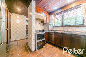 Casa à venda com 187m², 3 dormitórios, 1 suíte, 4 vagas, no bairro Ipanema em Porto Alegre