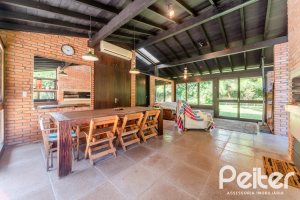 Casa à venda com 187m², 3 dormitórios, 1 suíte, 4 vagas, no bairro Ipanema em Porto Alegre