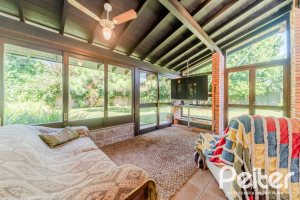 Casa à venda com 187m², 3 dormitórios, 1 suíte, 4 vagas, no bairro Ipanema em Porto Alegre