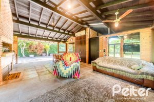 Casa à venda com 187m², 3 dormitórios, 1 suíte, 4 vagas, no bairro Ipanema em Porto Alegre