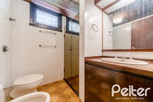 Casa à venda com 187m², 3 dormitórios, 1 suíte, 4 vagas, no bairro Ipanema em Porto Alegre