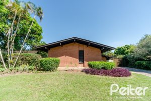 Casa à venda com 187m², 3 dormitórios, 1 suíte, 4 vagas, no bairro Ipanema em Porto Alegre