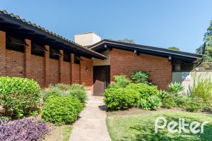 Casa à venda com 187m², 3 dormitórios, 1 suíte, 4 vagas, no bairro Ipanema em Porto Alegre