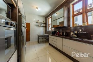 Casa em Condomínio à venda com 400m², 3 dormitórios, 1 suíte, 6 vagas, no bairro Cavalhada em PORTO ALEGRE