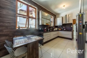 Casa em Condomínio à venda com 400m², 3 dormitórios, 1 suíte, 6 vagas, no bairro Cavalhada em PORTO ALEGRE