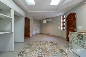 Casa à venda com 460m², 3 dormitórios, 1 suíte, 4 vagas, no bairro Vila Conceição em Porto Alegre