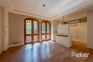 Casa à venda com 460m², 3 dormitórios, 1 suíte, 4 vagas, no bairro Vila Conceição em Porto Alegre