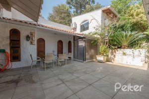 Casa à venda com 460m², 3 dormitórios, 1 suíte, 4 vagas, no bairro Vila Conceição em Porto Alegre